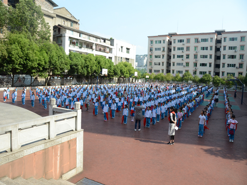 陵江小学2019年春期举行新队员入队仪式 苍溪县陵江小学校